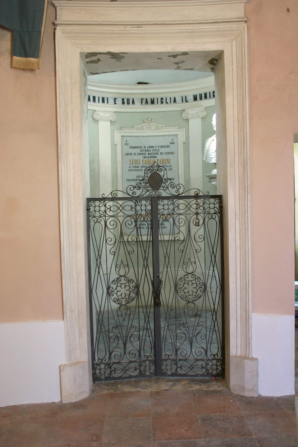 Luigi Carlo Farini's tomb, Cemetery's famedio, Russi, Italy - 02.JPG